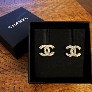CHANEL 2022 CC Pearl Gold Earrings